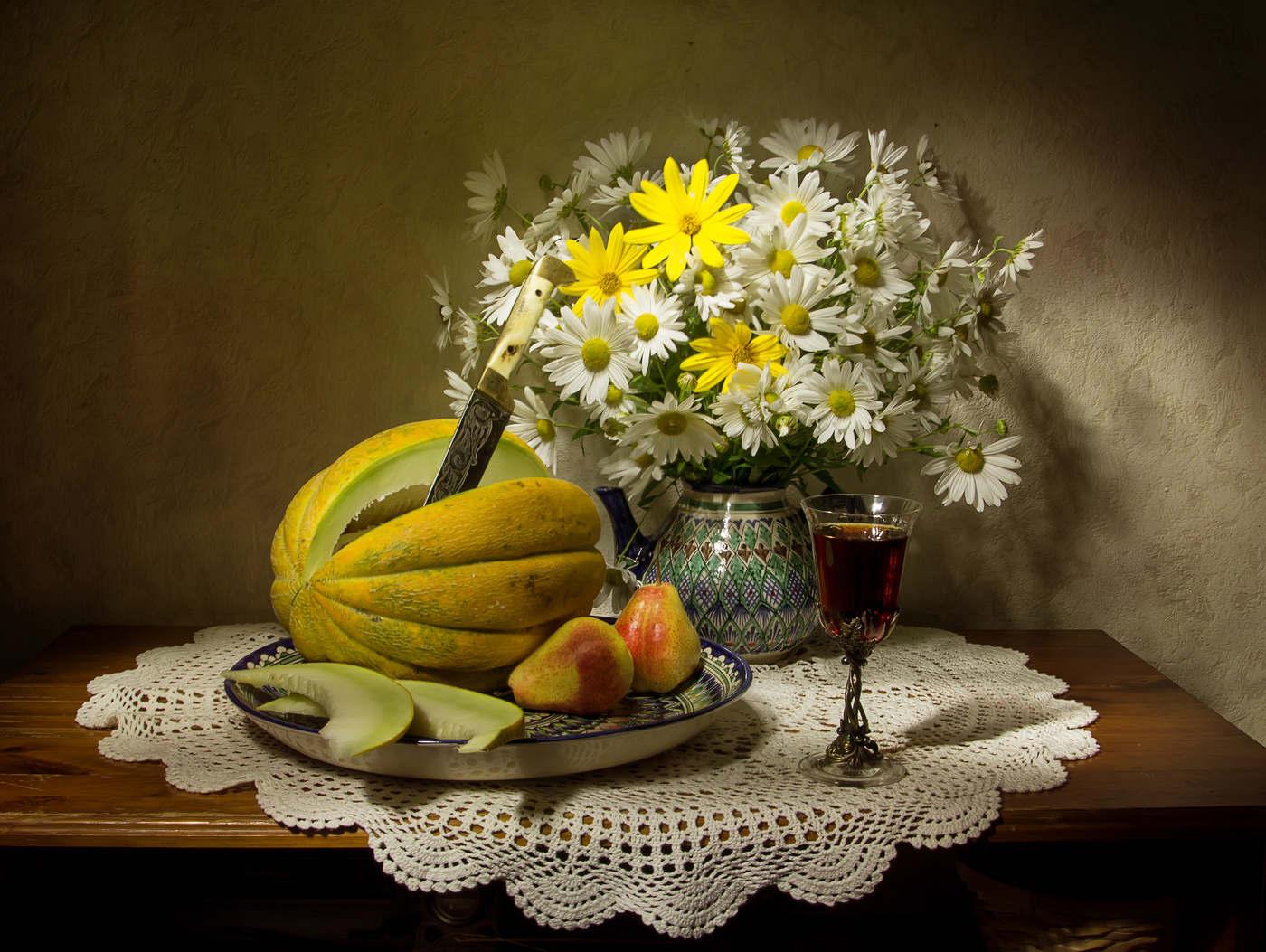 С ароматной дынькой...