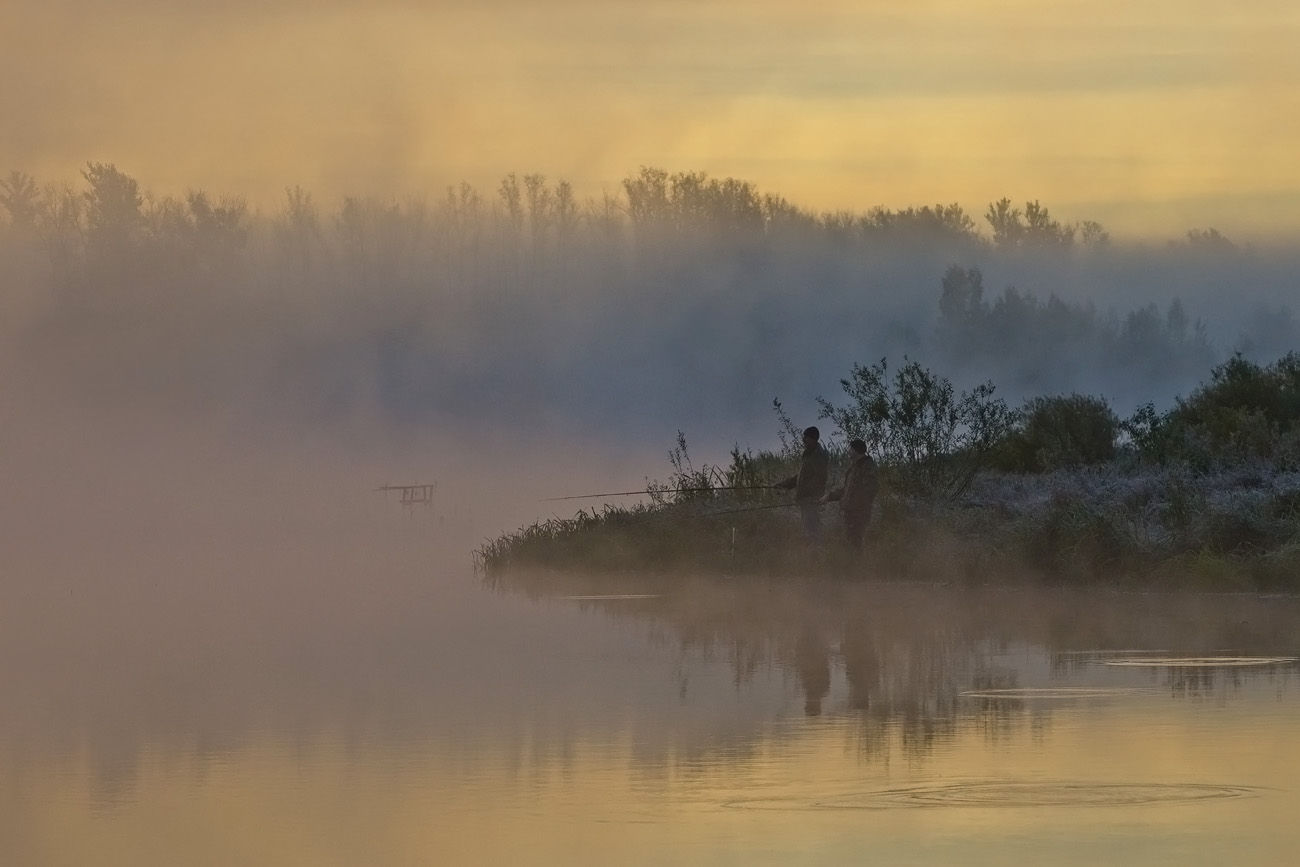Закинув лески вдали...