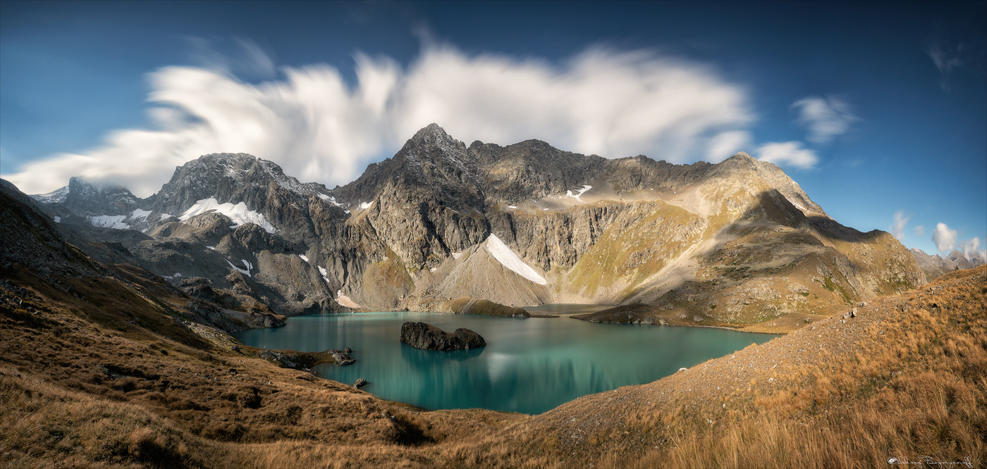 Накрывшись облачной короной.