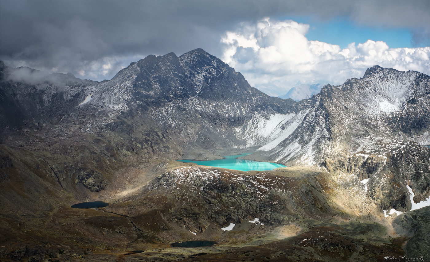 Изумруд в оправе гор.