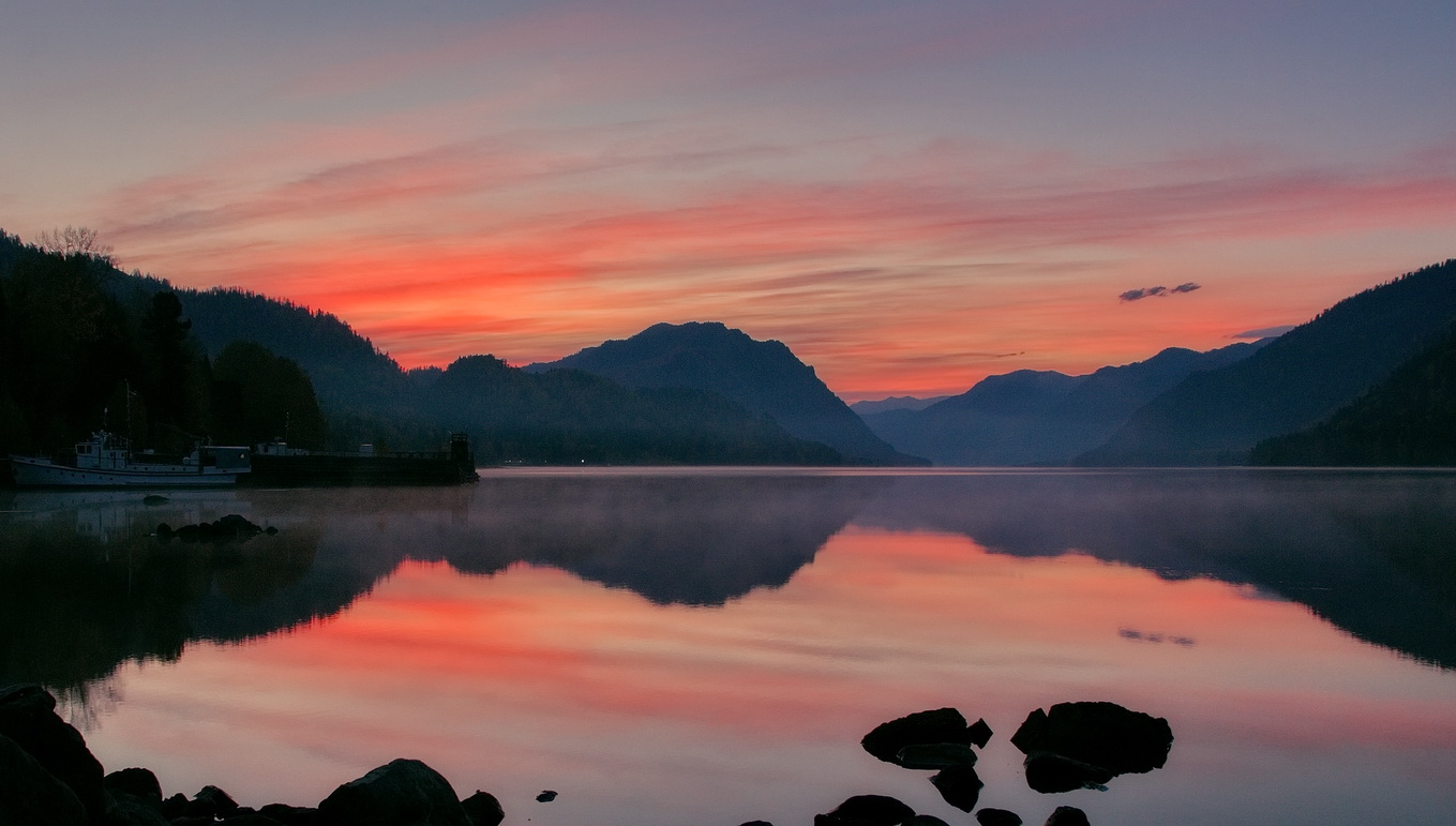 На рассвете.