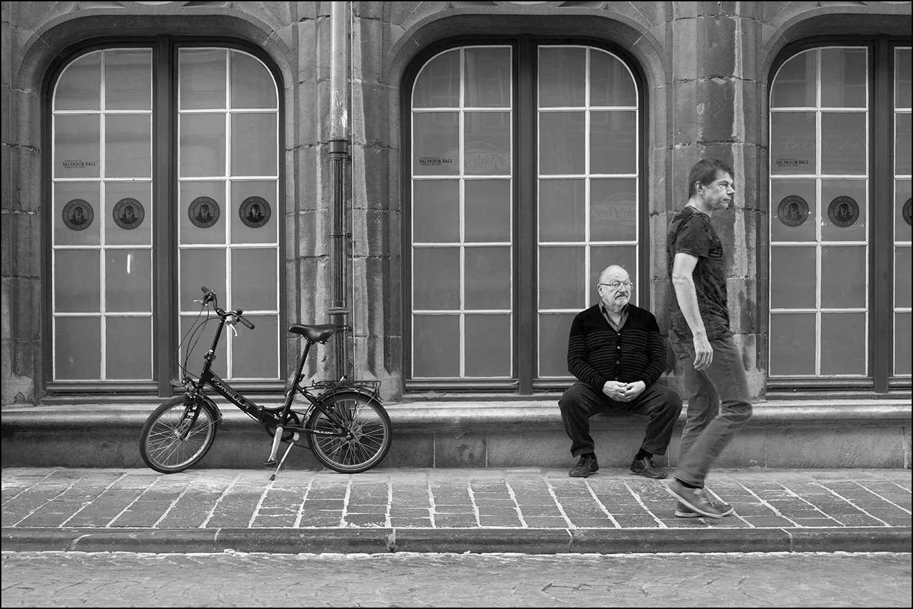 этюд с велосипедом на фоне окон