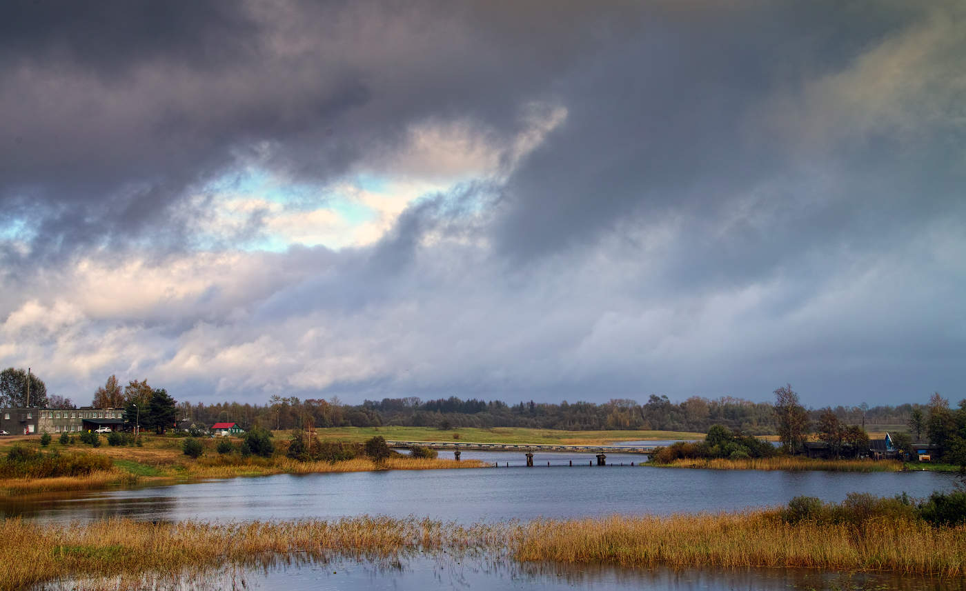 Деревенский хмурый вечер