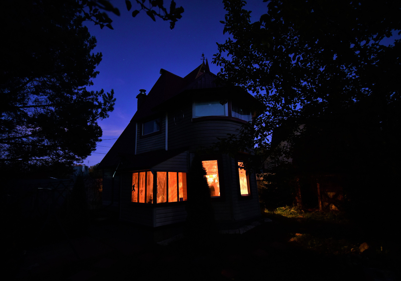 "Я на даче один ..."