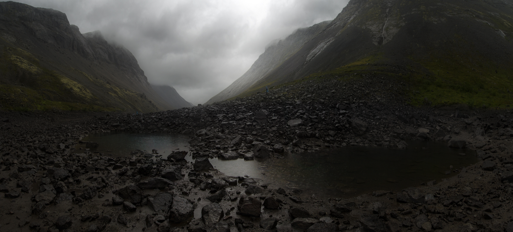 В дождливом сумраке ущелий...