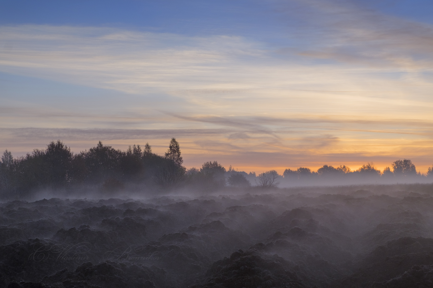 Туман на вспаханном поле.