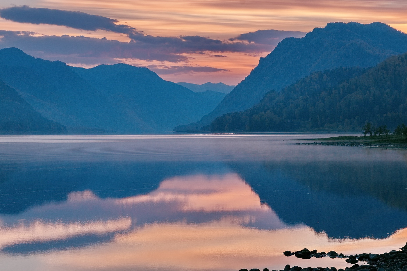 На рассвете.