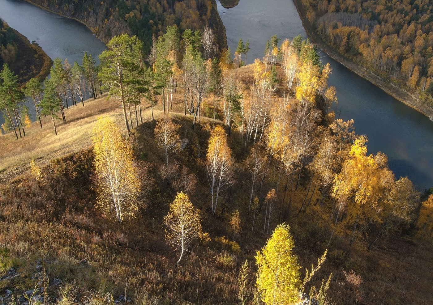 На пригорке.