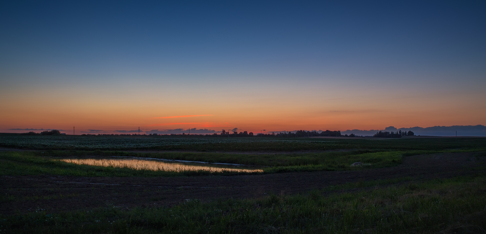 Поздним вечером за околицей
