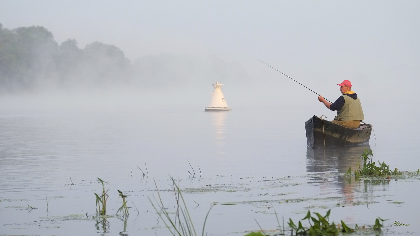Ловит бакен.
