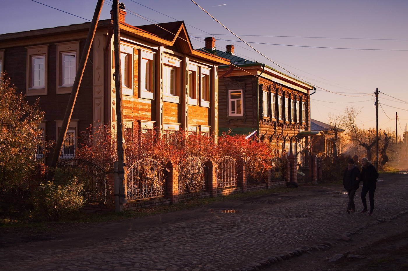 По старинной улочке.