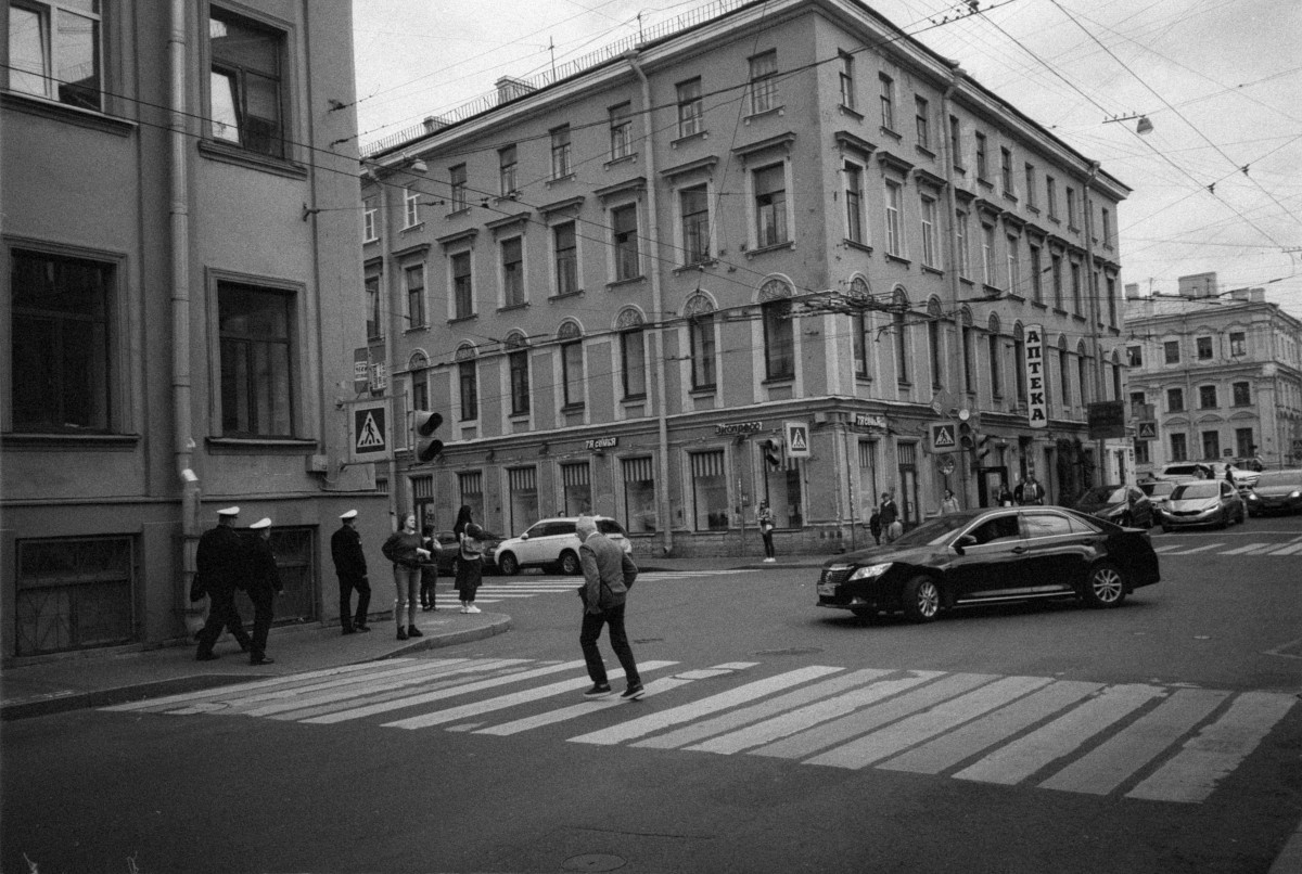 Человек, перебегающий дорогу