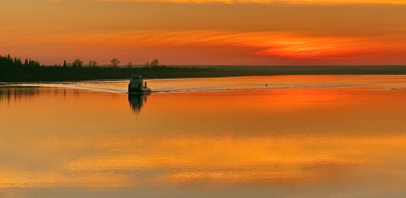 В свете вечерней зари.