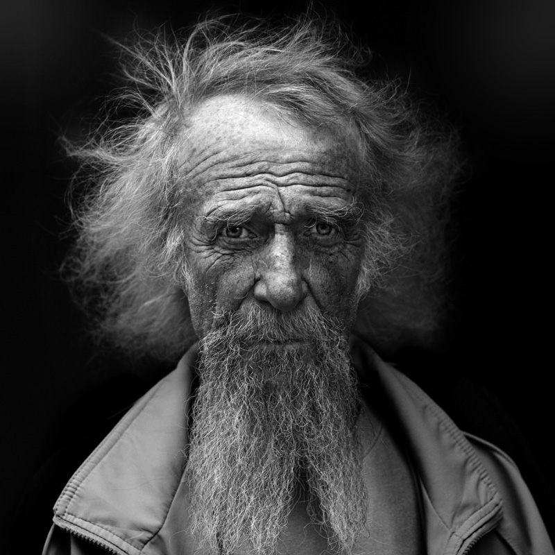 портрет мужчины в спортивном костюме