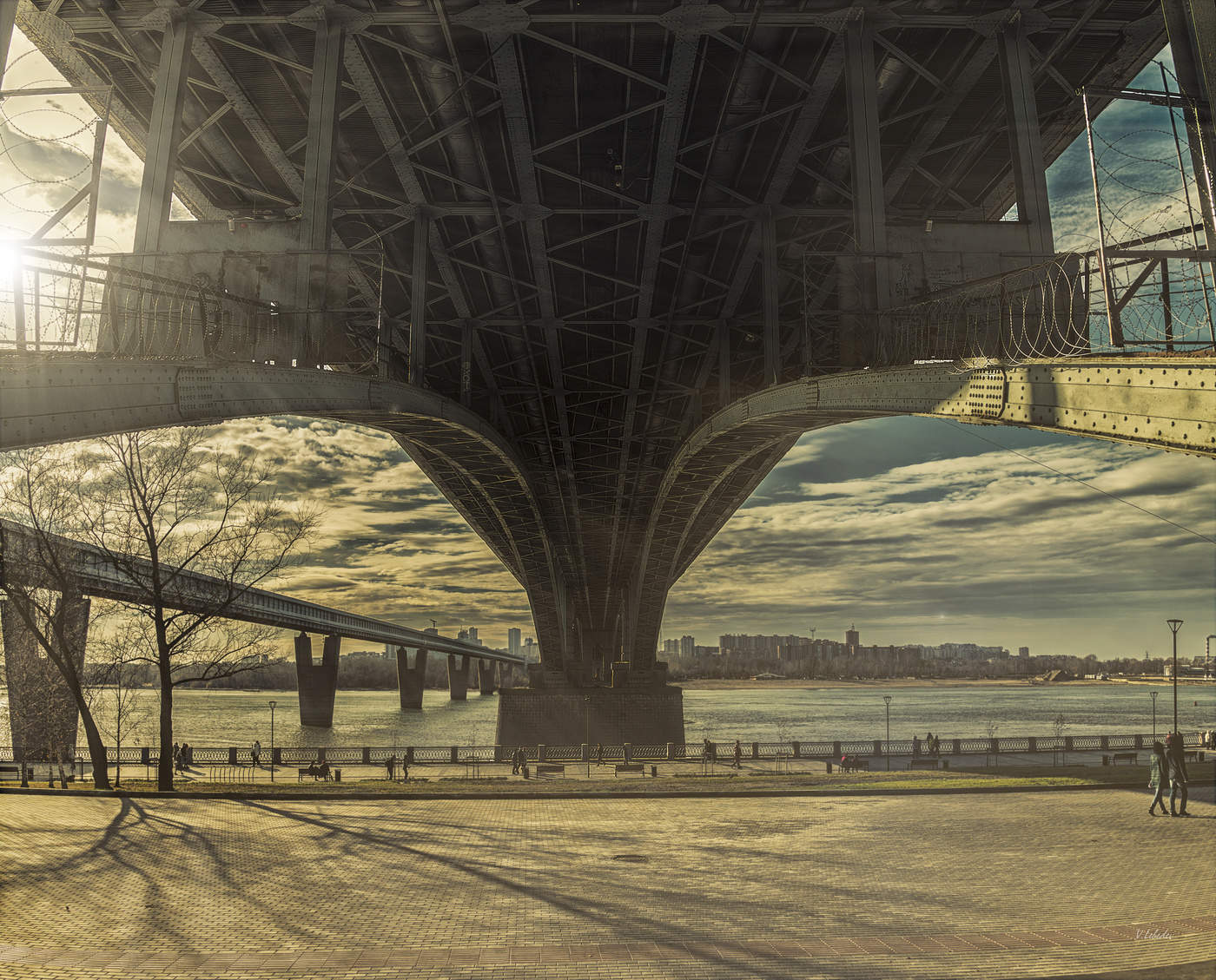 взгляд из-под моста