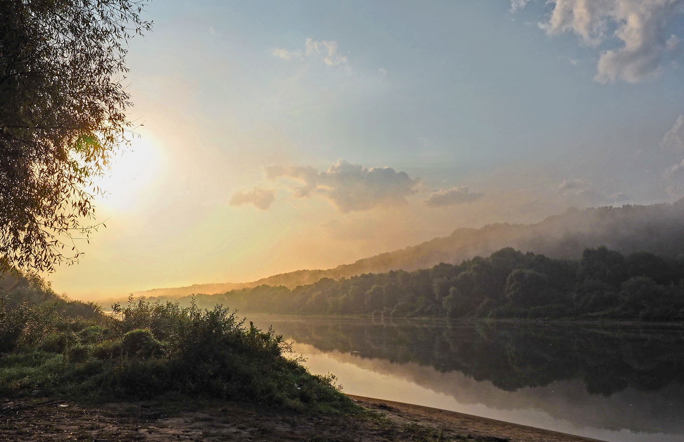 Акварелью рассвет над Окой разливается.