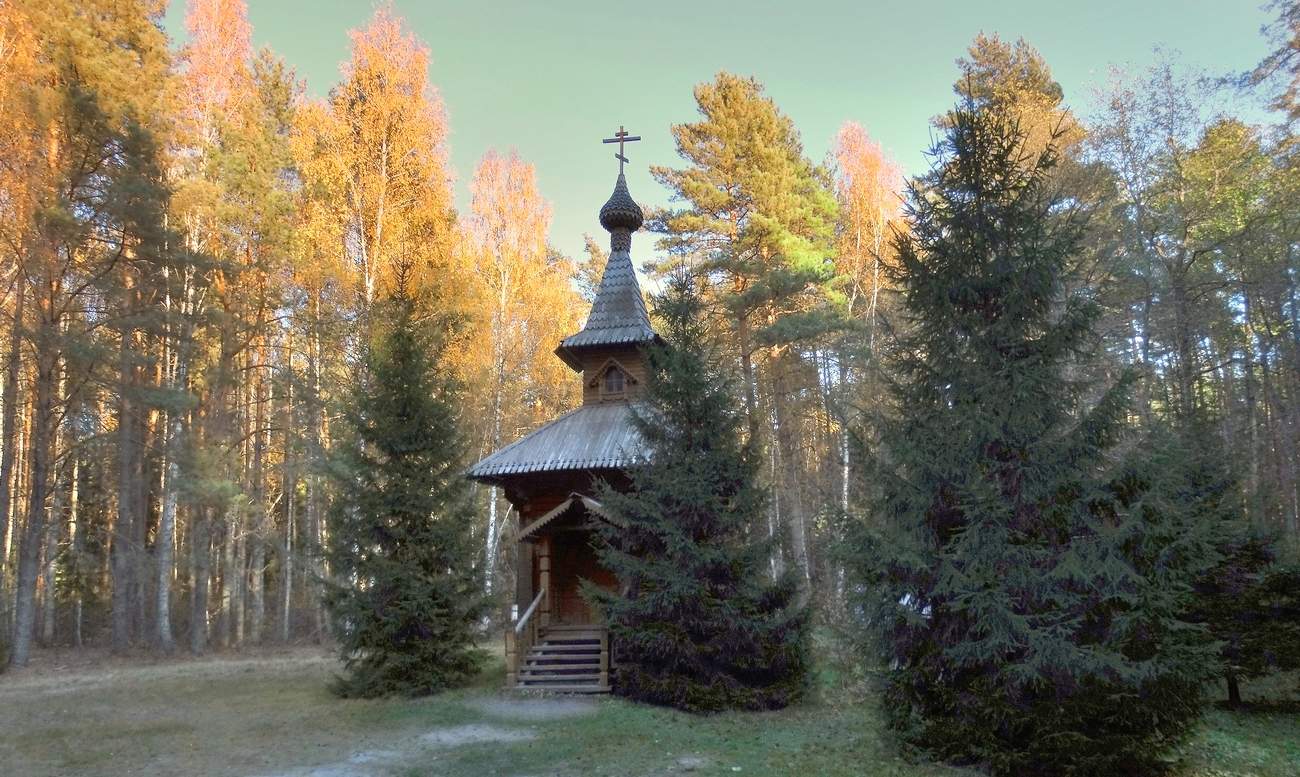 Часовня Казанской Божией Матери осенним вечером