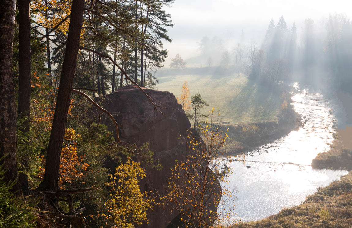 Скала над быстрой водой