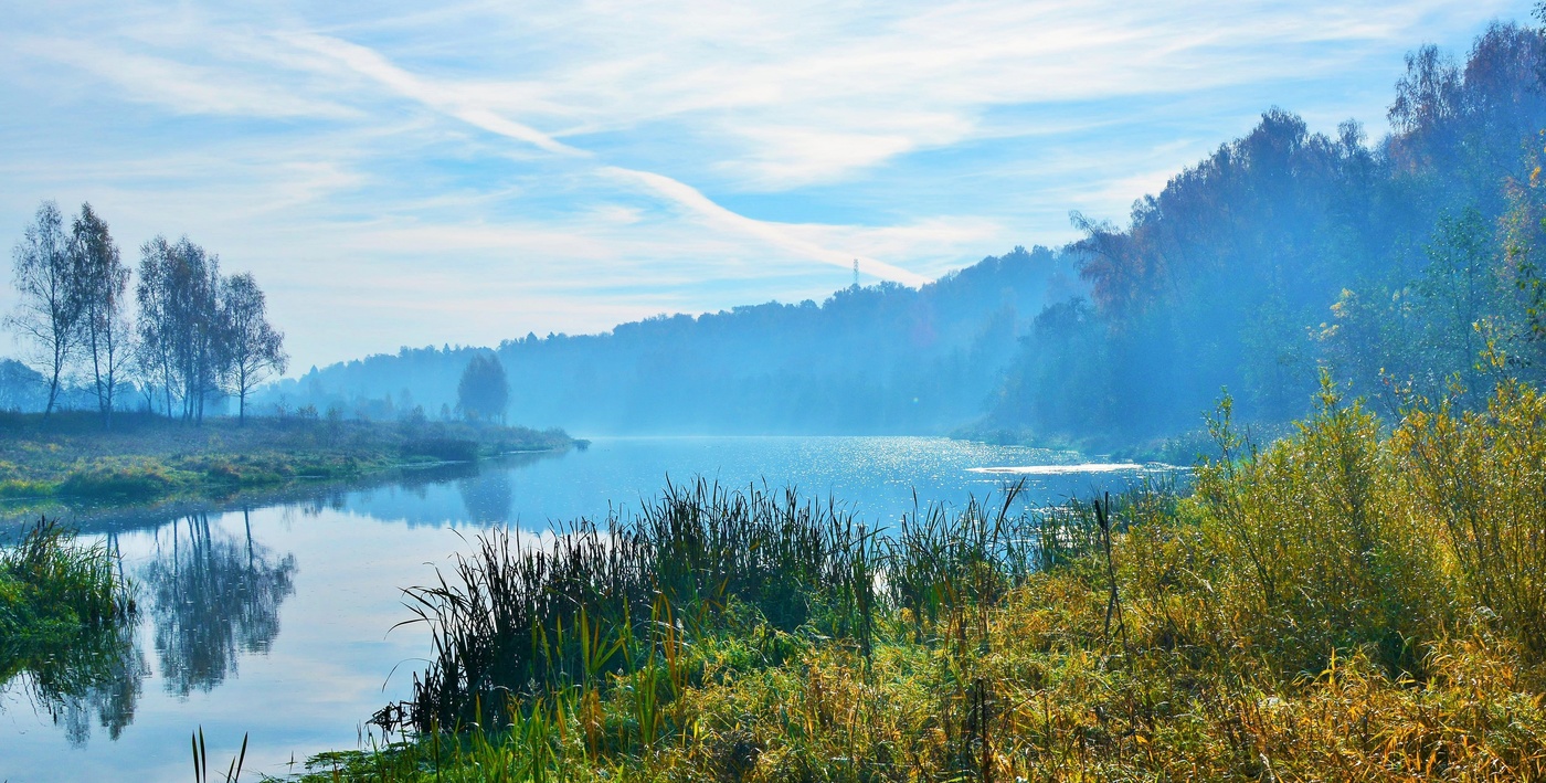 "И легким утренним туманом еще окутана река..."
