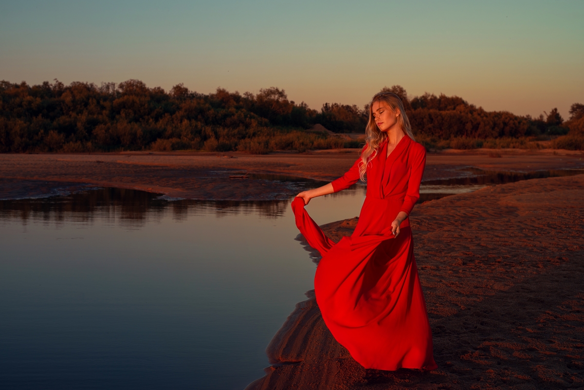 Вдоль берега речного