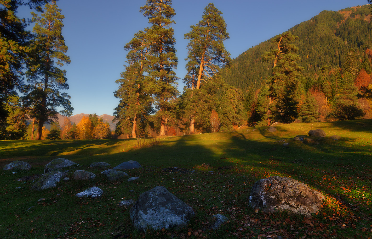 Тёплый вечер и холодные камни