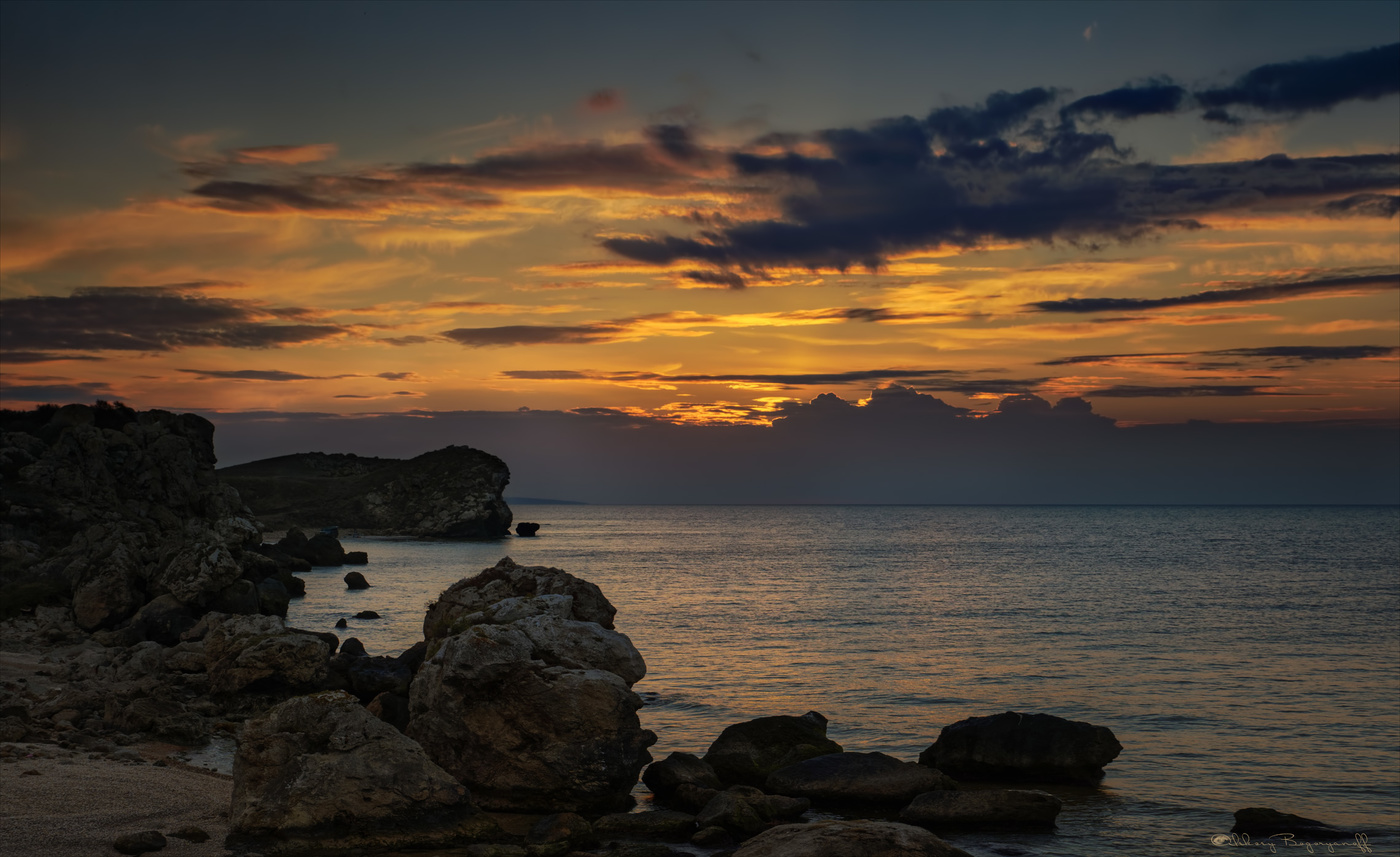 В шепоте волн растворяется вечер.