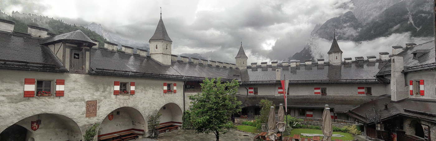 В замке Хоэнверфен