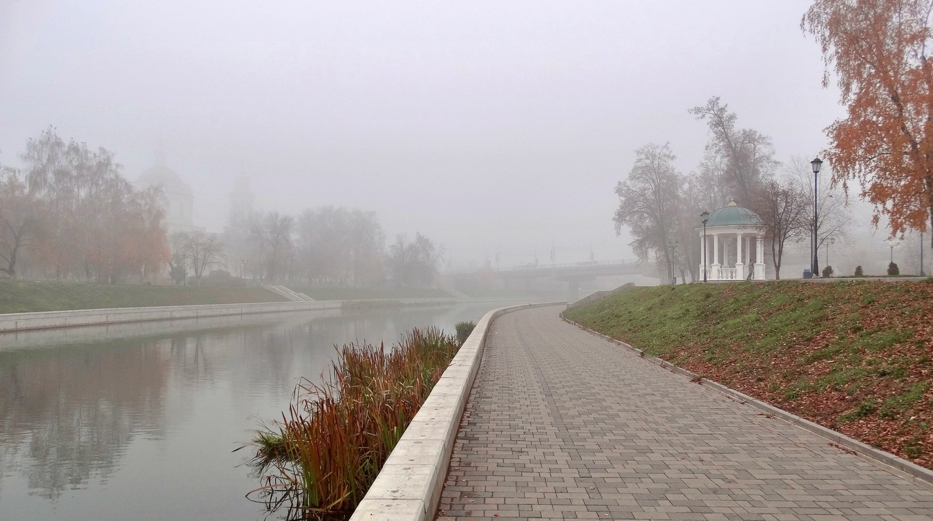 Осенний туман окутал город