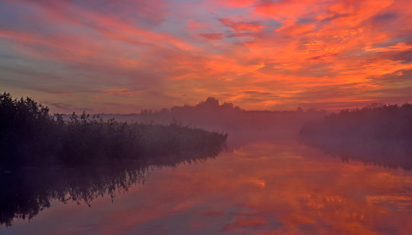 Красное утро над рекой