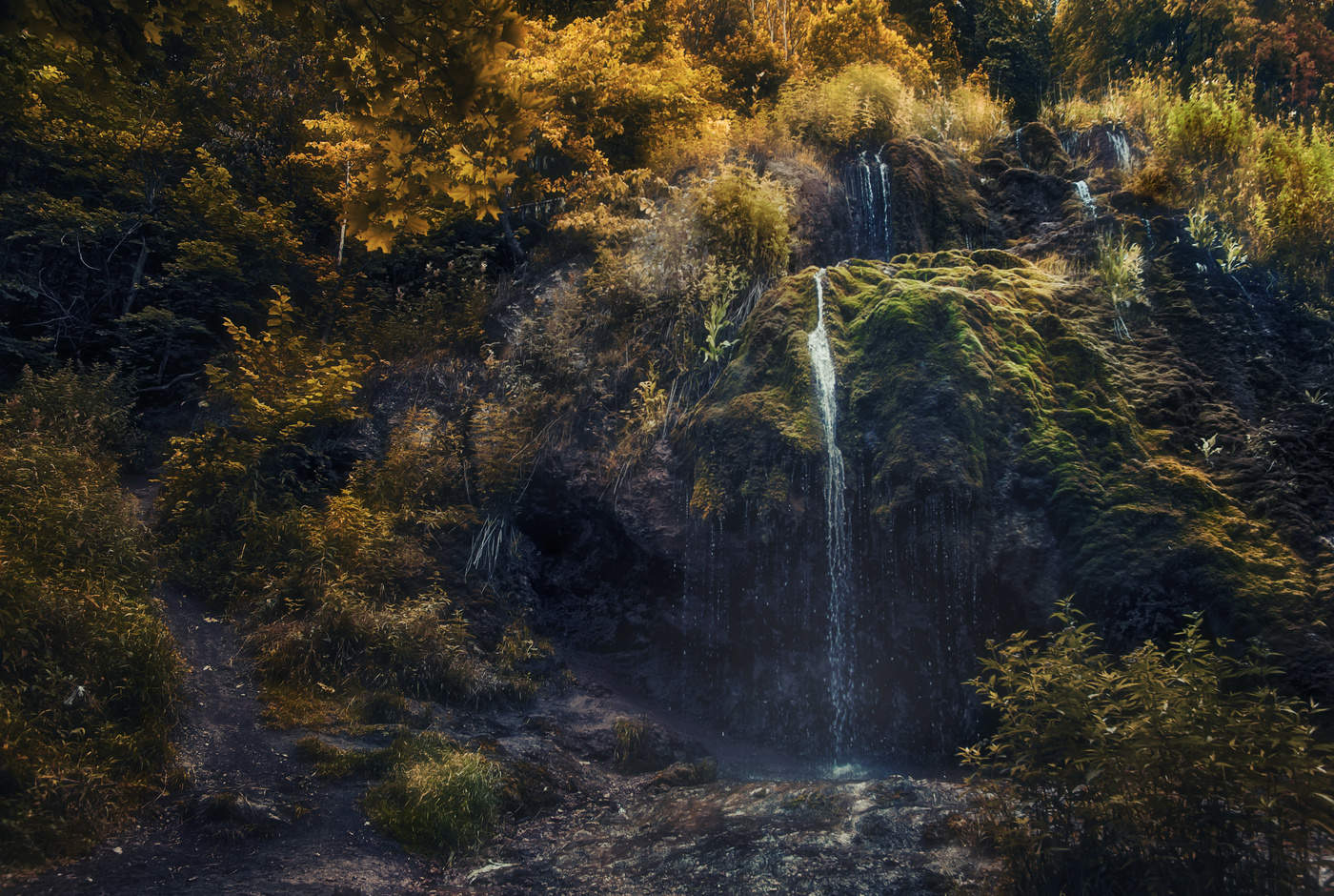 Водопад в осеннем лесу