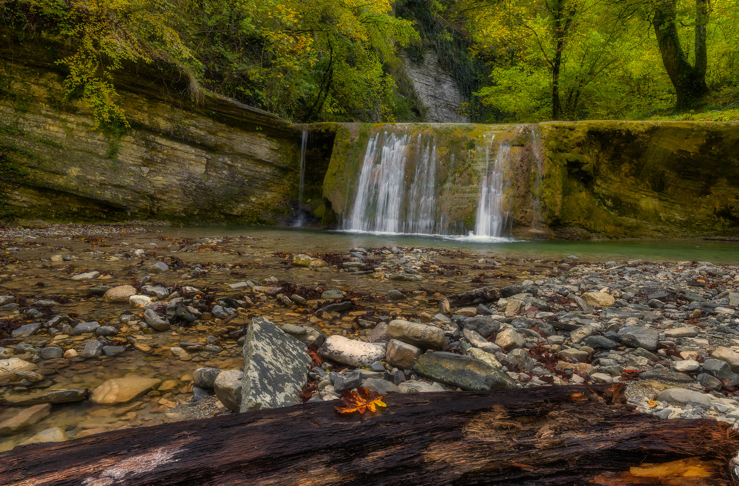 Осенний листок у водопада