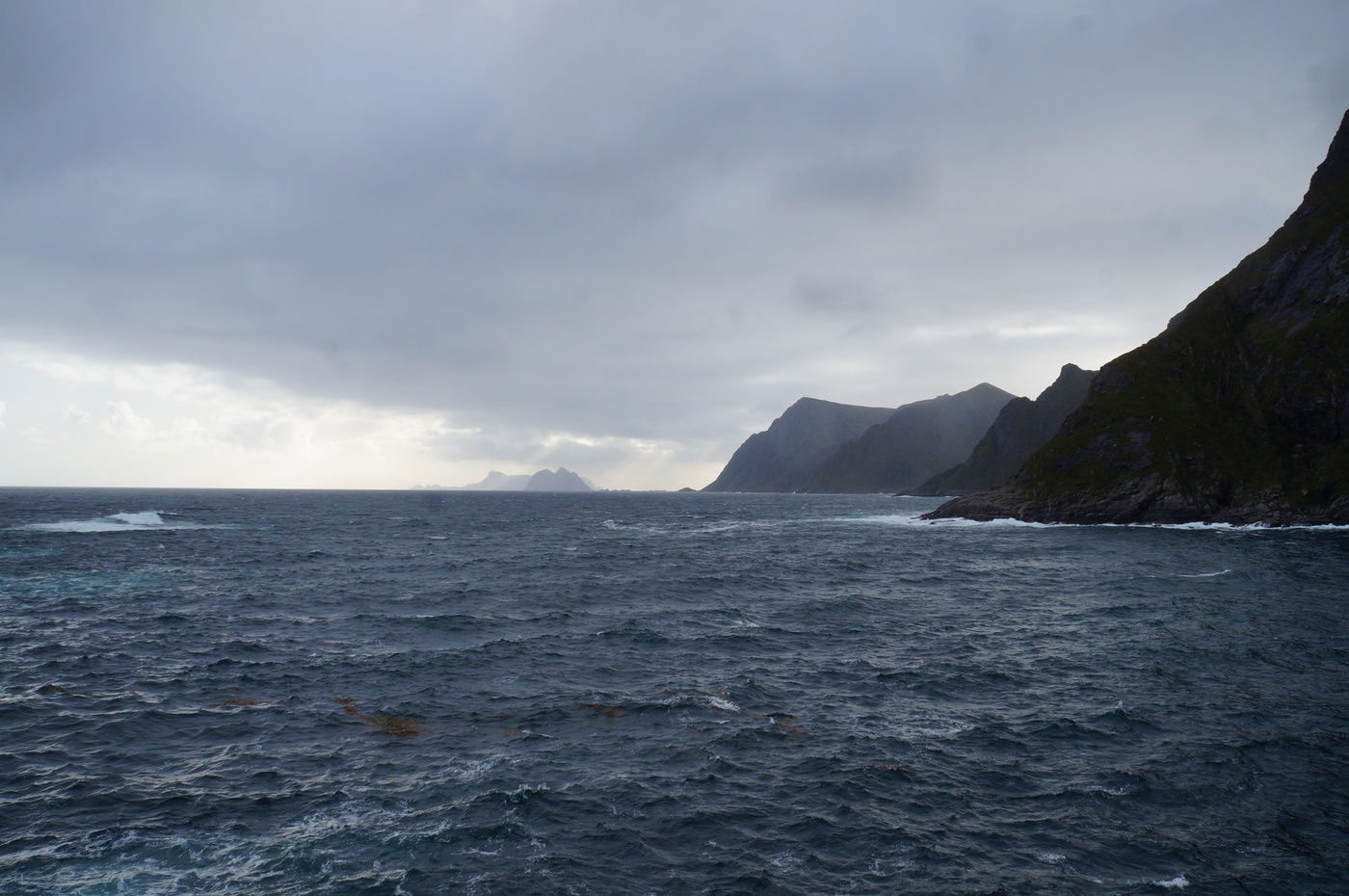 Неспокойно синее море