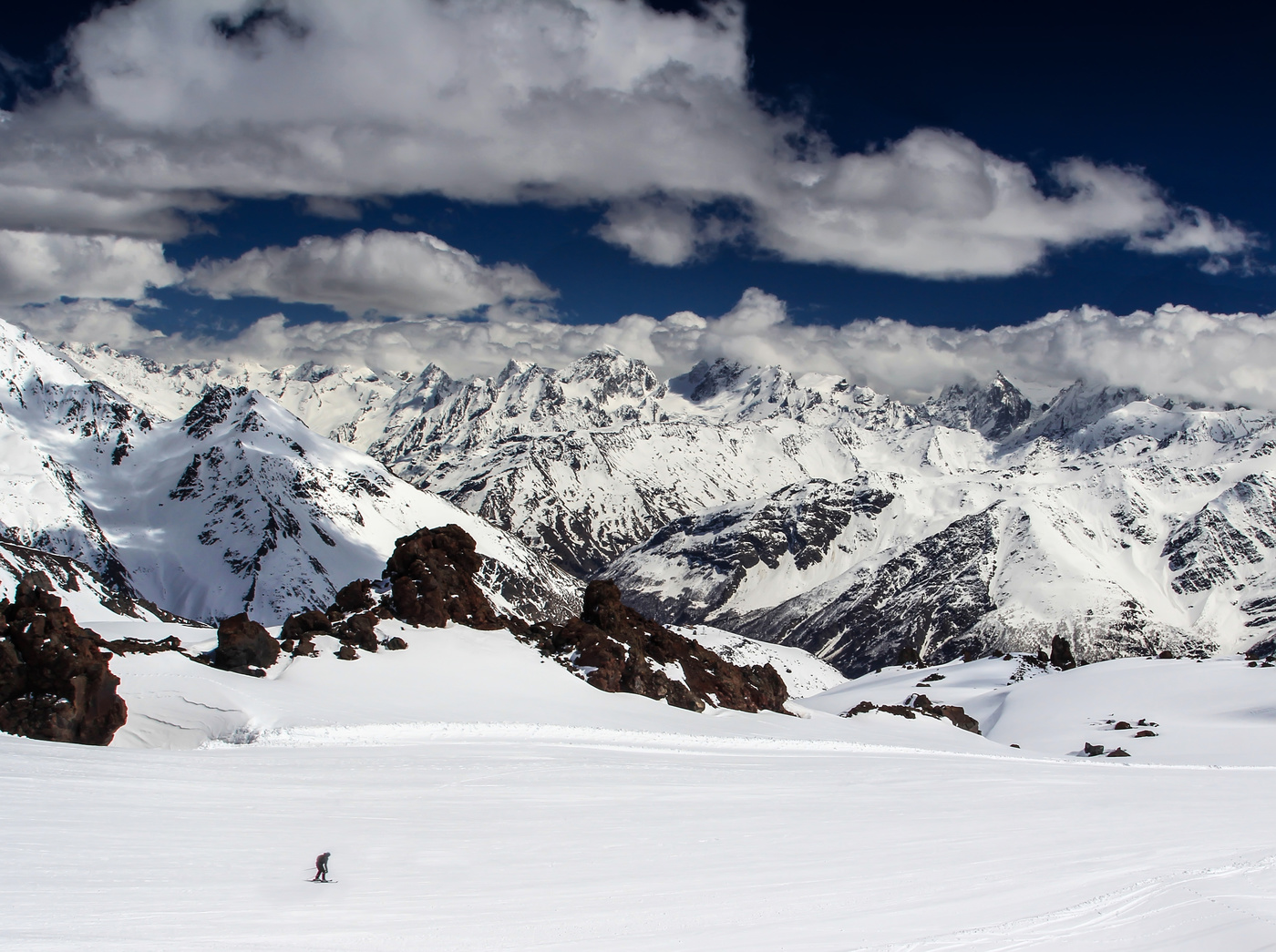 Спят на вершинах облака...