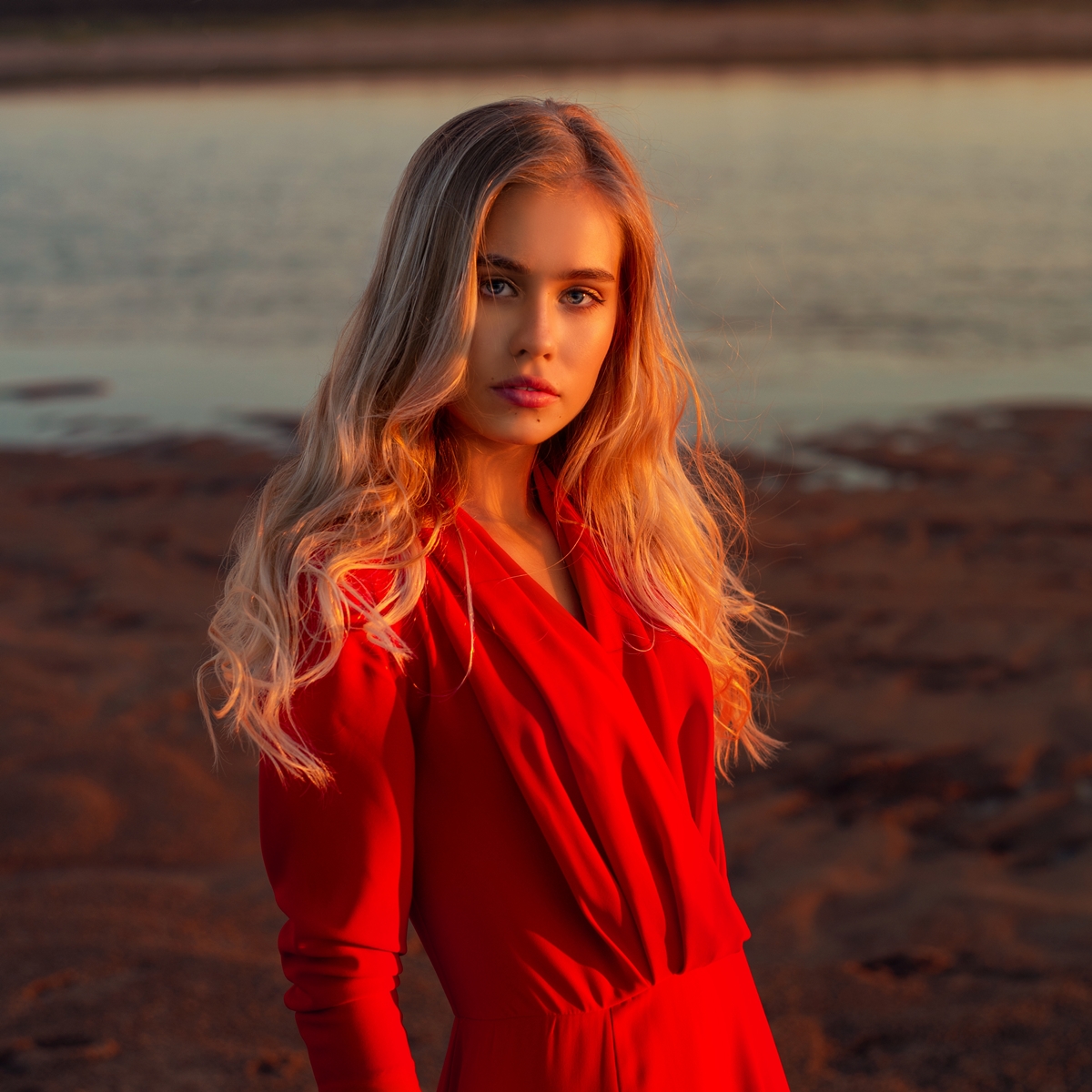 Вечер. Даша и река