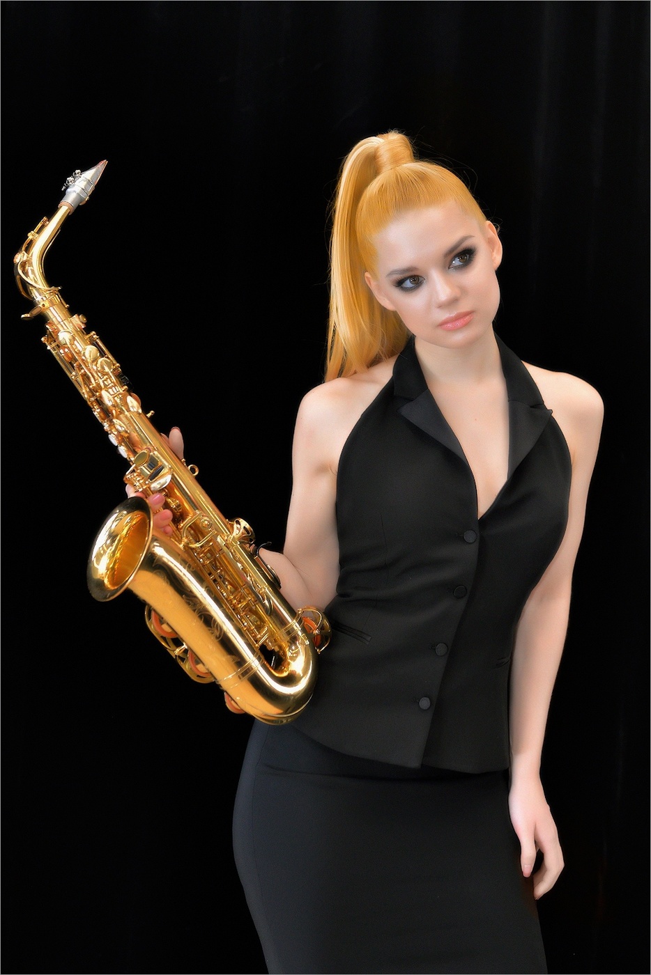 Игра на саксофоне.