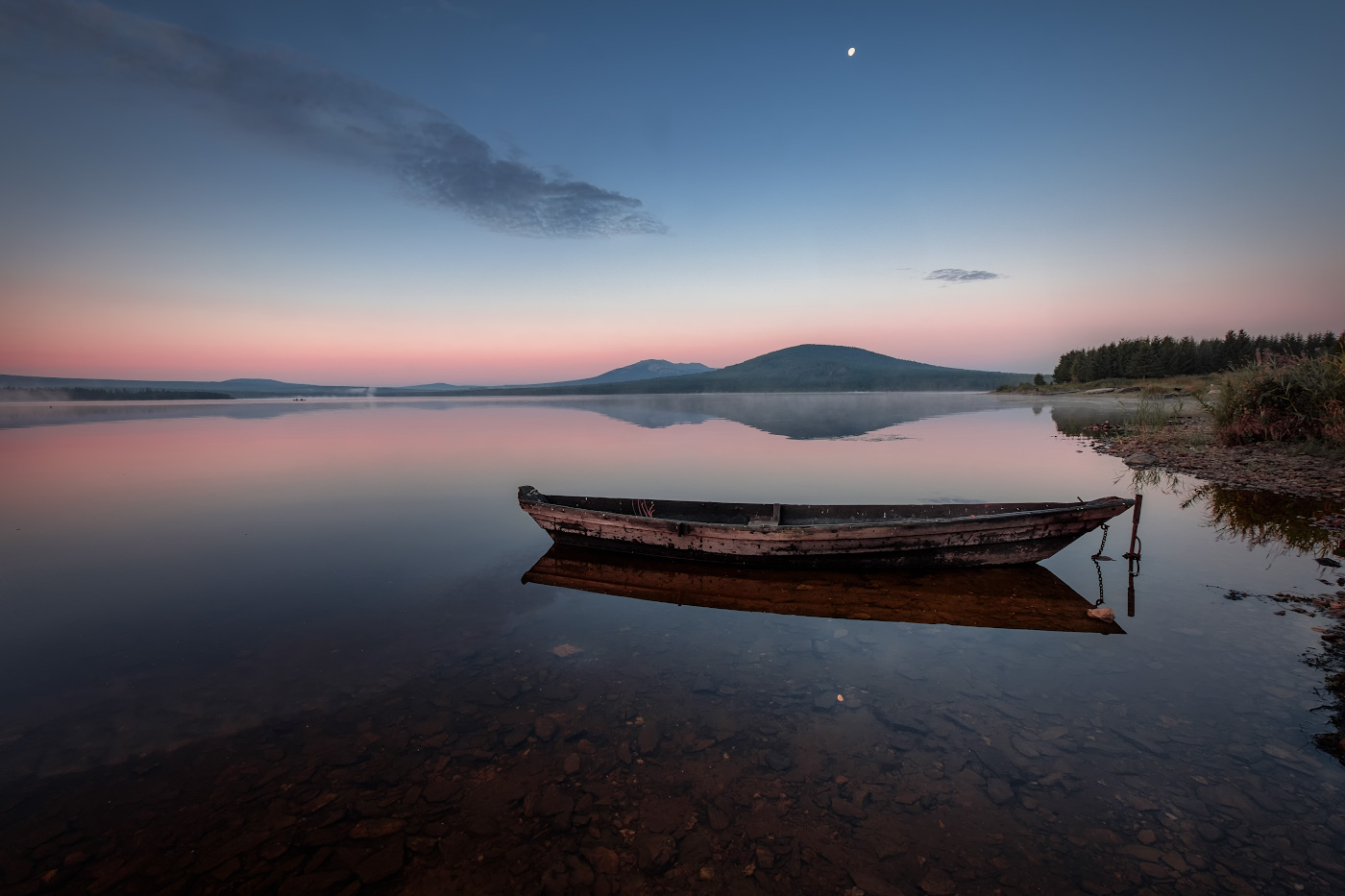 Луна над озером