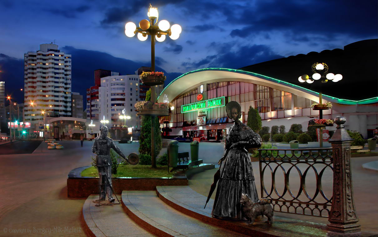 Дама с собачкой ...окаменела на рынке