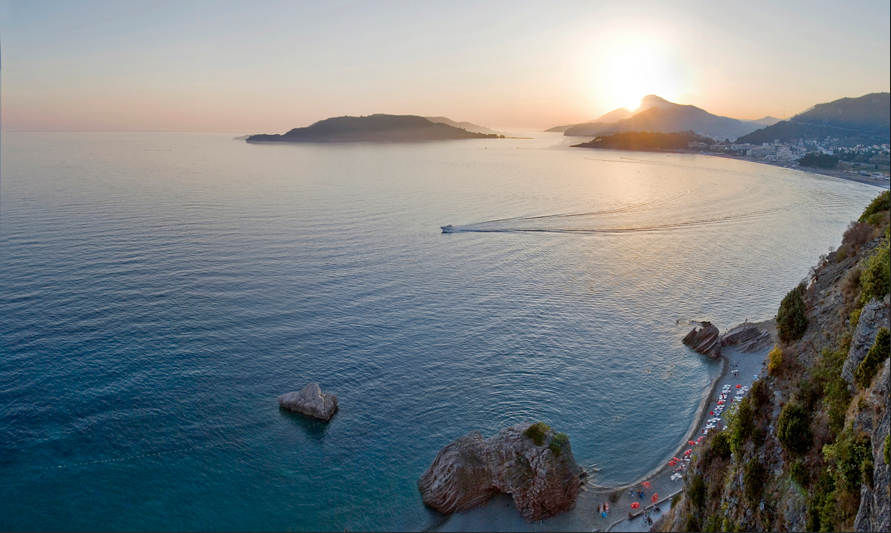 С ГРУСТЬЮ О ЛЕТЕ