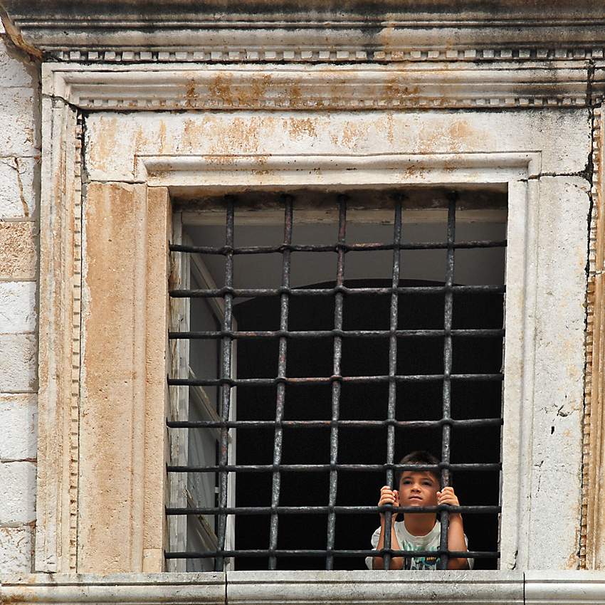 Мама привела мальчика в музей...