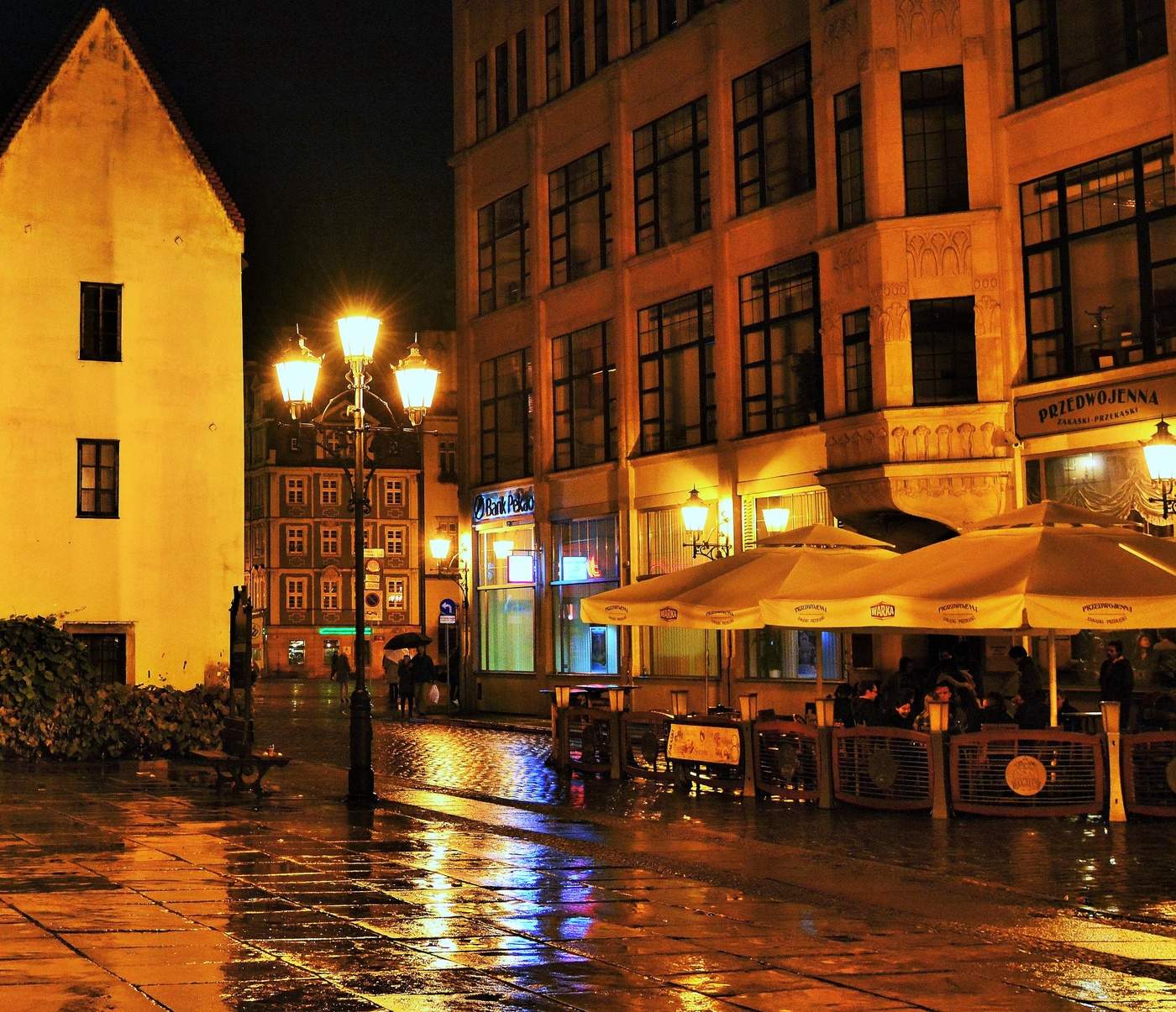 "А за окном гуляют Дождь с Дождихой ..."