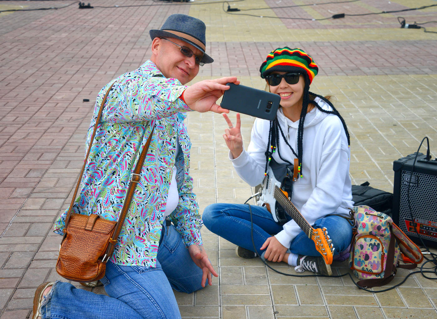 Музыканты и поклонники.