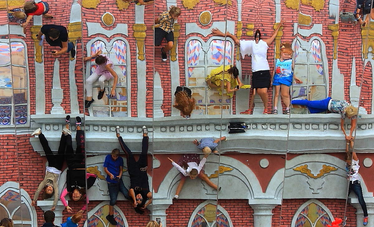 Веселый домик в стране Зазеркалья.