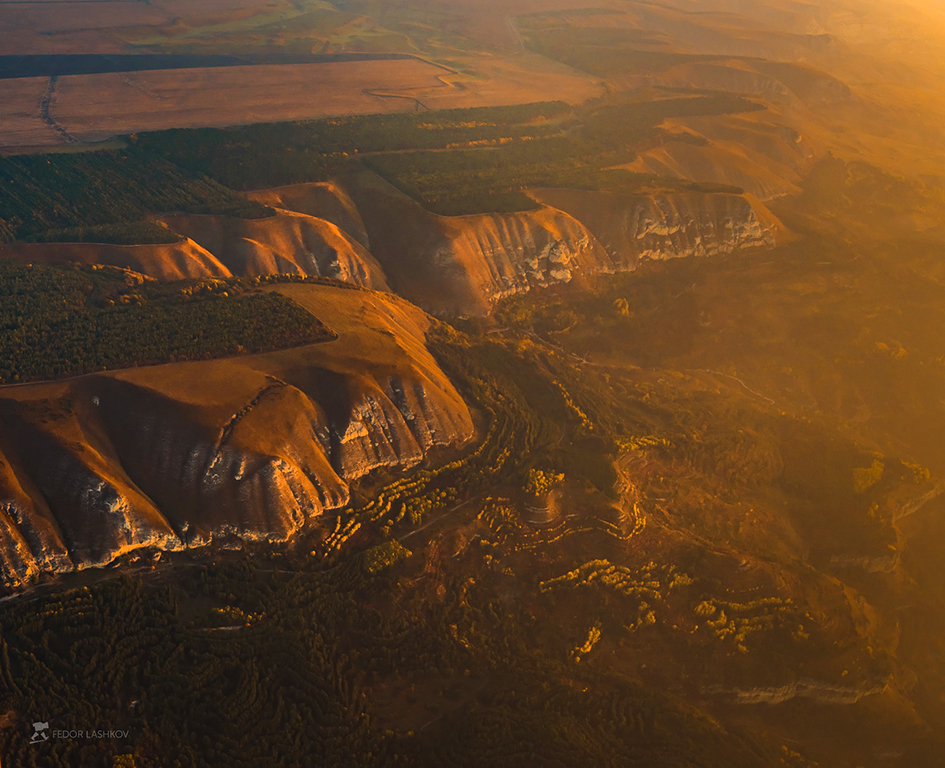 Вид на Боргуста́нский хребет на рассвете
