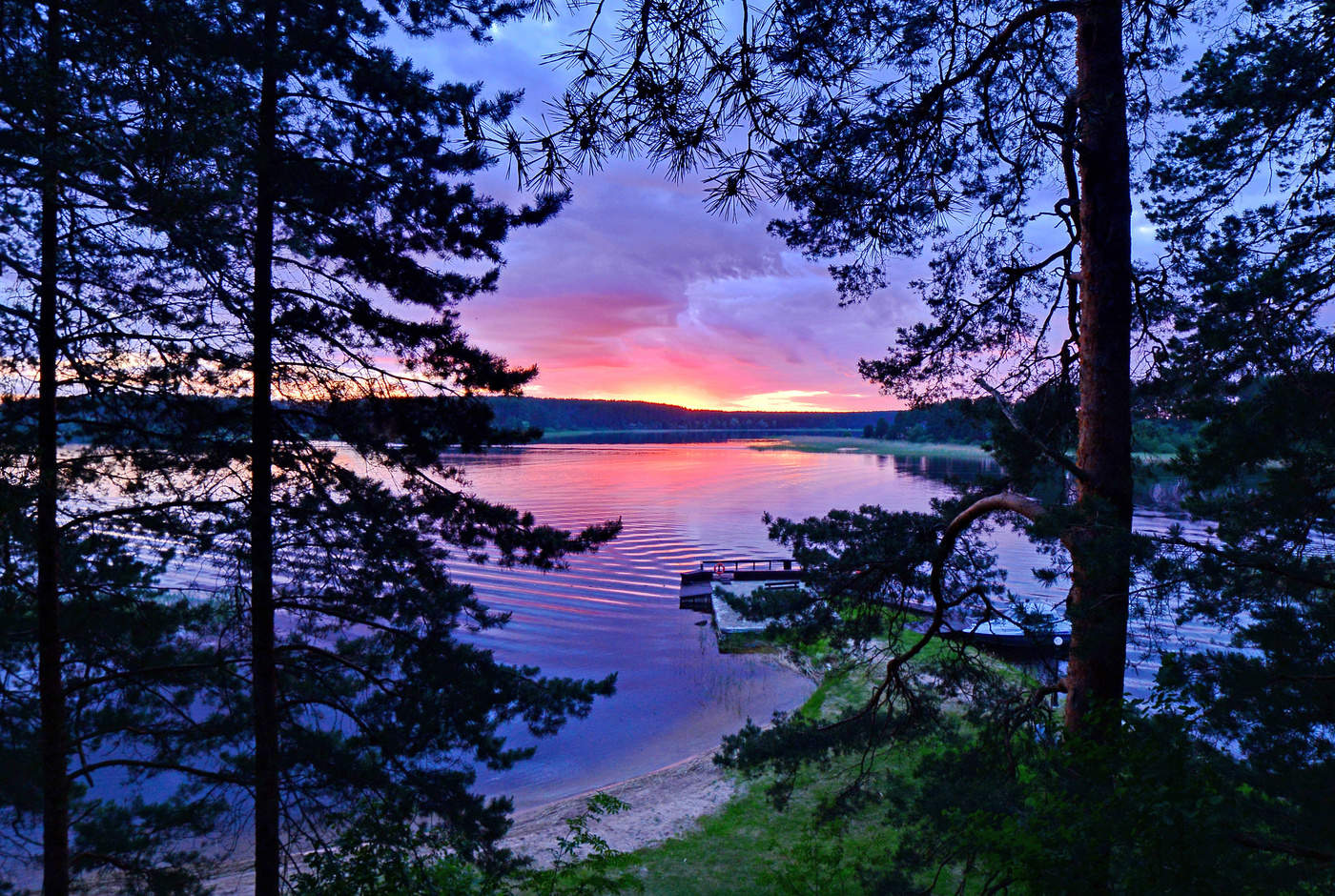 Заря над озером зажглась.