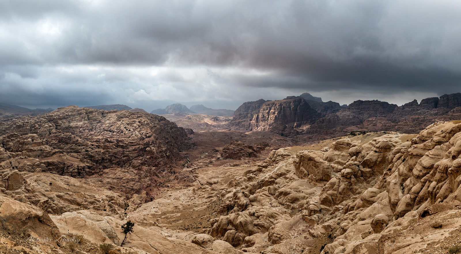 Тучи над Петрой (панорама)