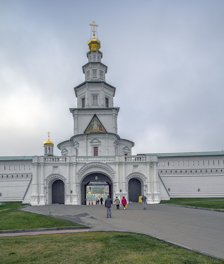 У входа в монастырь