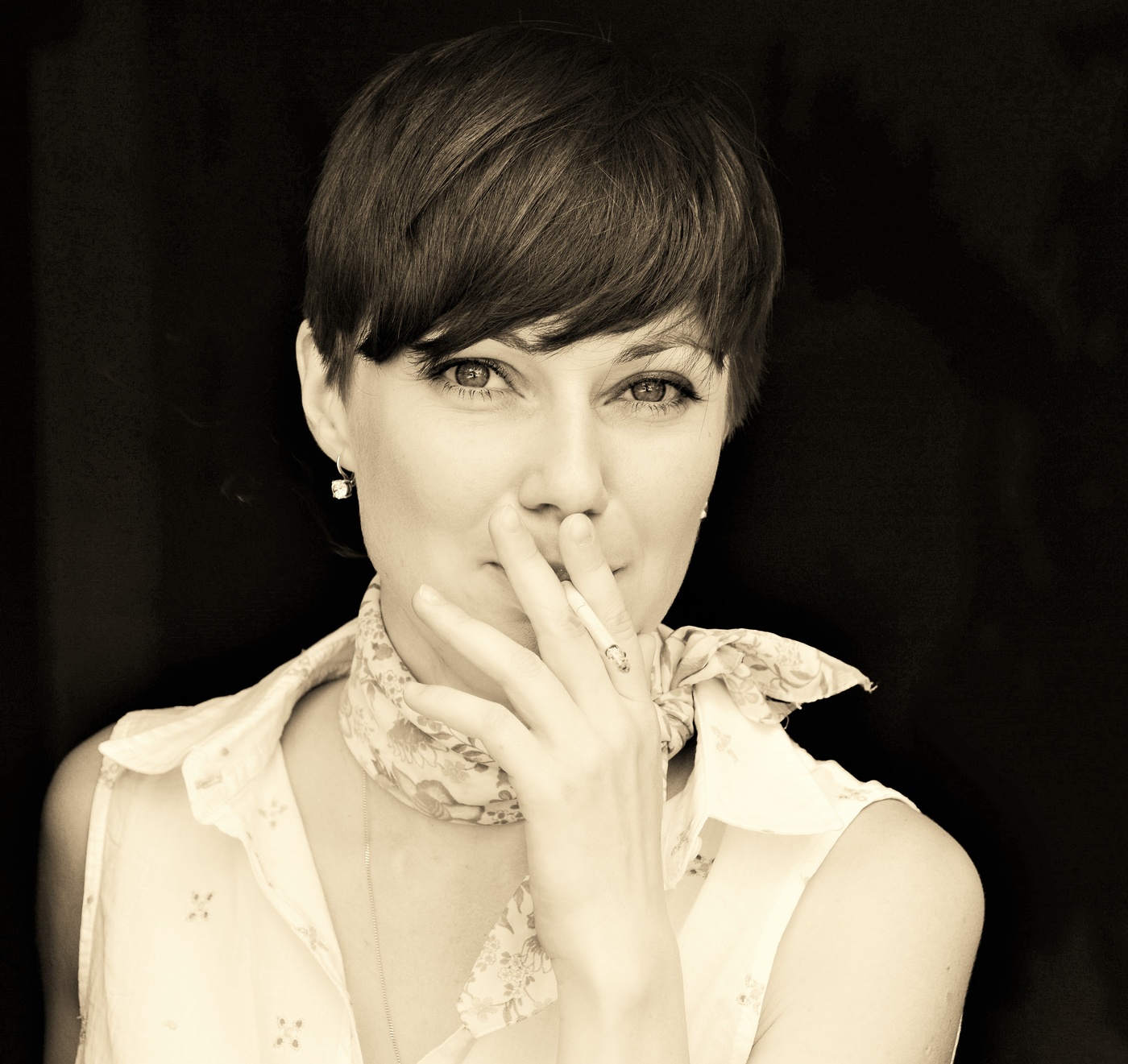 "Женщина курит на лавочке ..."