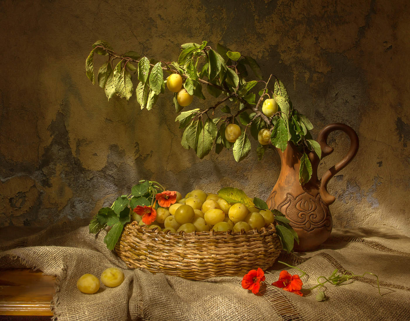 С желтыми сливами