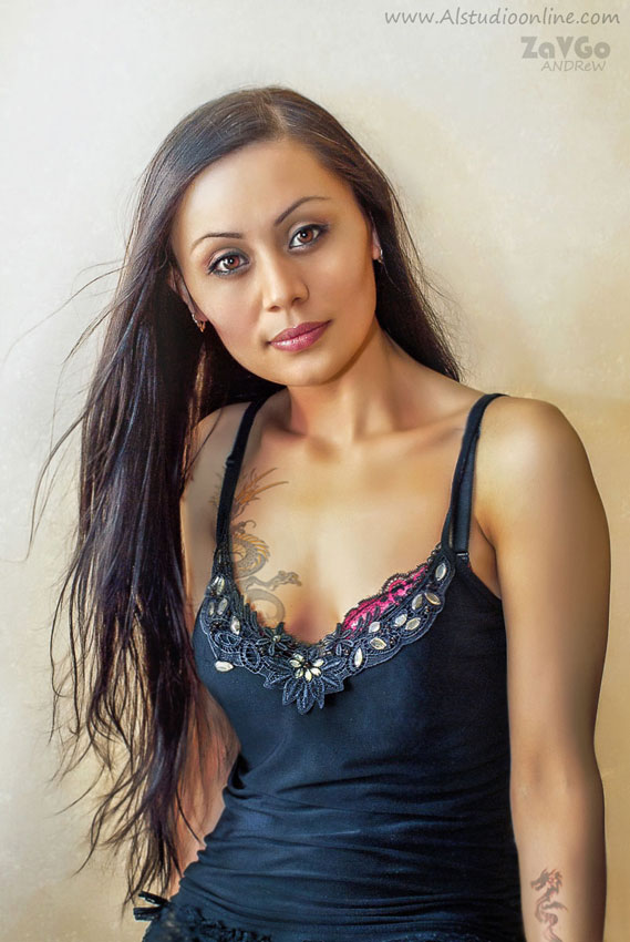 Девушка с татуировкой дракона