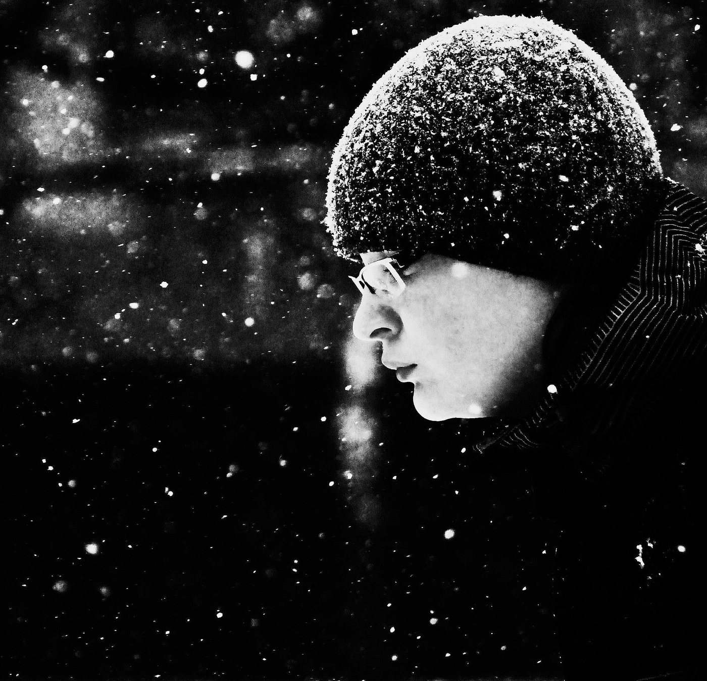 "Опять он падает, чудесно молчаливый ..."